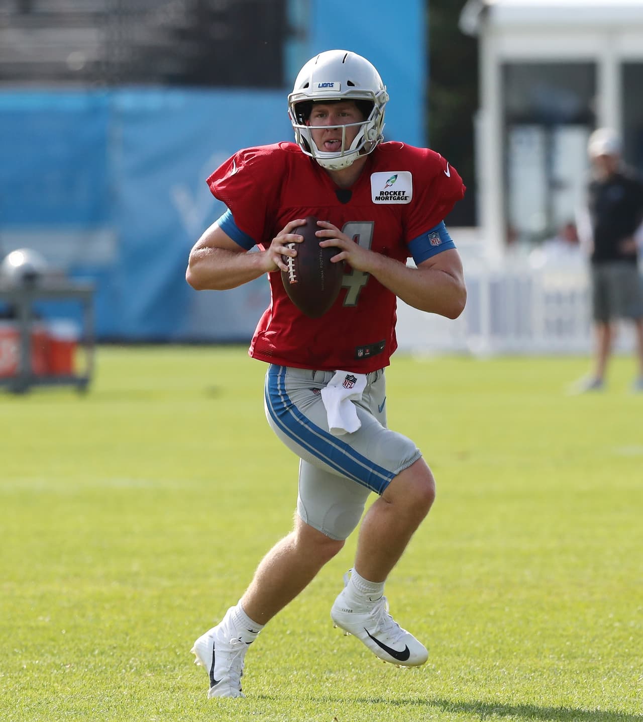 El veterano quarterback de los Leones de Detroit Matthew Stafford corre para intentar lanzar un pase en medio del entrenamiento de este lunes 30 de julio en Allen Park, Michigan.