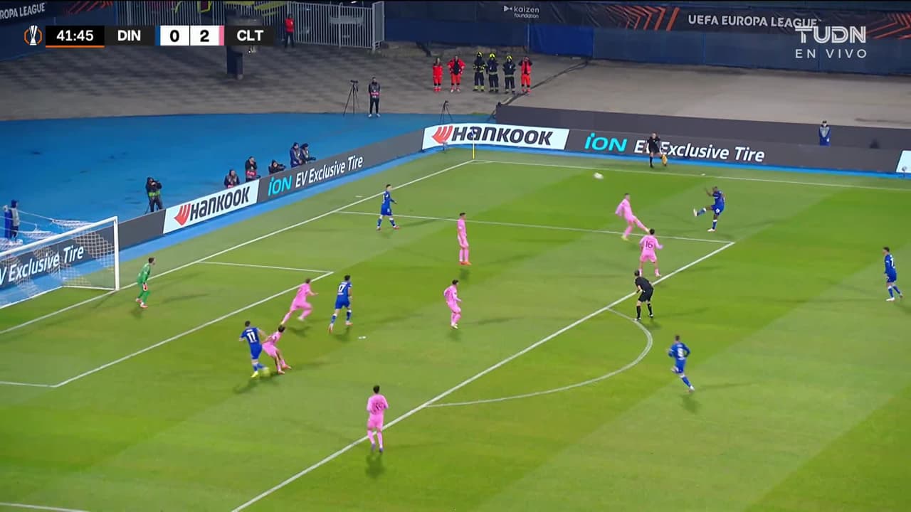 ¡TIRO ATAJADO! disparo por Sandro Kulenovic.