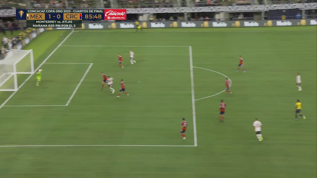 ¡Otra vez Santi Giménez! Se le niega el gol