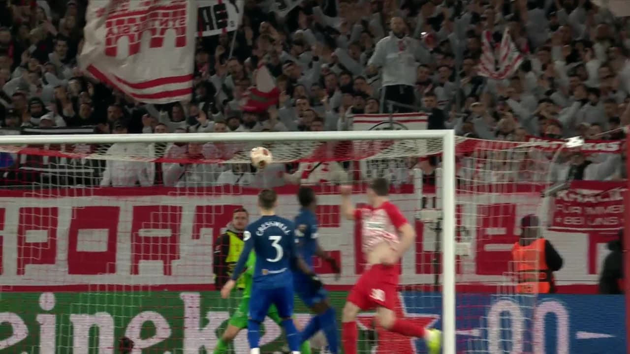 ¡TIRO ATAJADO! disparo por Michael Gregoritsch.