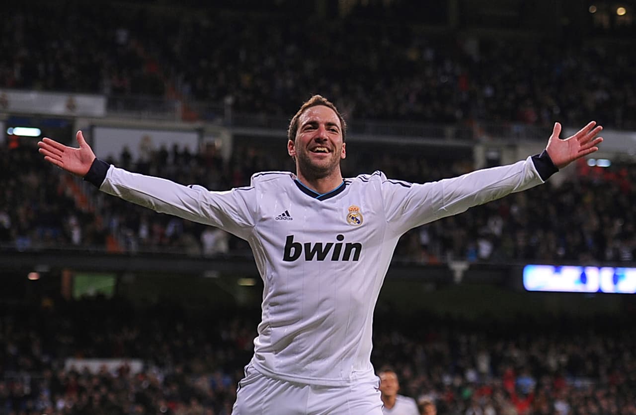 Gonzalo Higuaín - Un delantero resistido por muchos y a la sombra de Karim Benzema, pero que a pesar de esto logró la envidiable cifra de 121 goles como madridista. Ganó tres Ligas, dos Supercopas de España y una Copa del Rey.