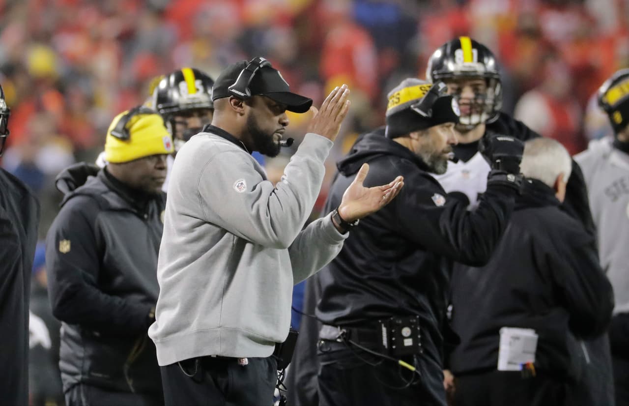 Kansas City Chiefs head coach Andy Reid on the sideline during the first half of an NFL divisional playoff football game against the Kansas City Chiefs Sunday, Jan. 15, 2017, in Kansas City, Mo. (AP Photo/Charlie Riedel)