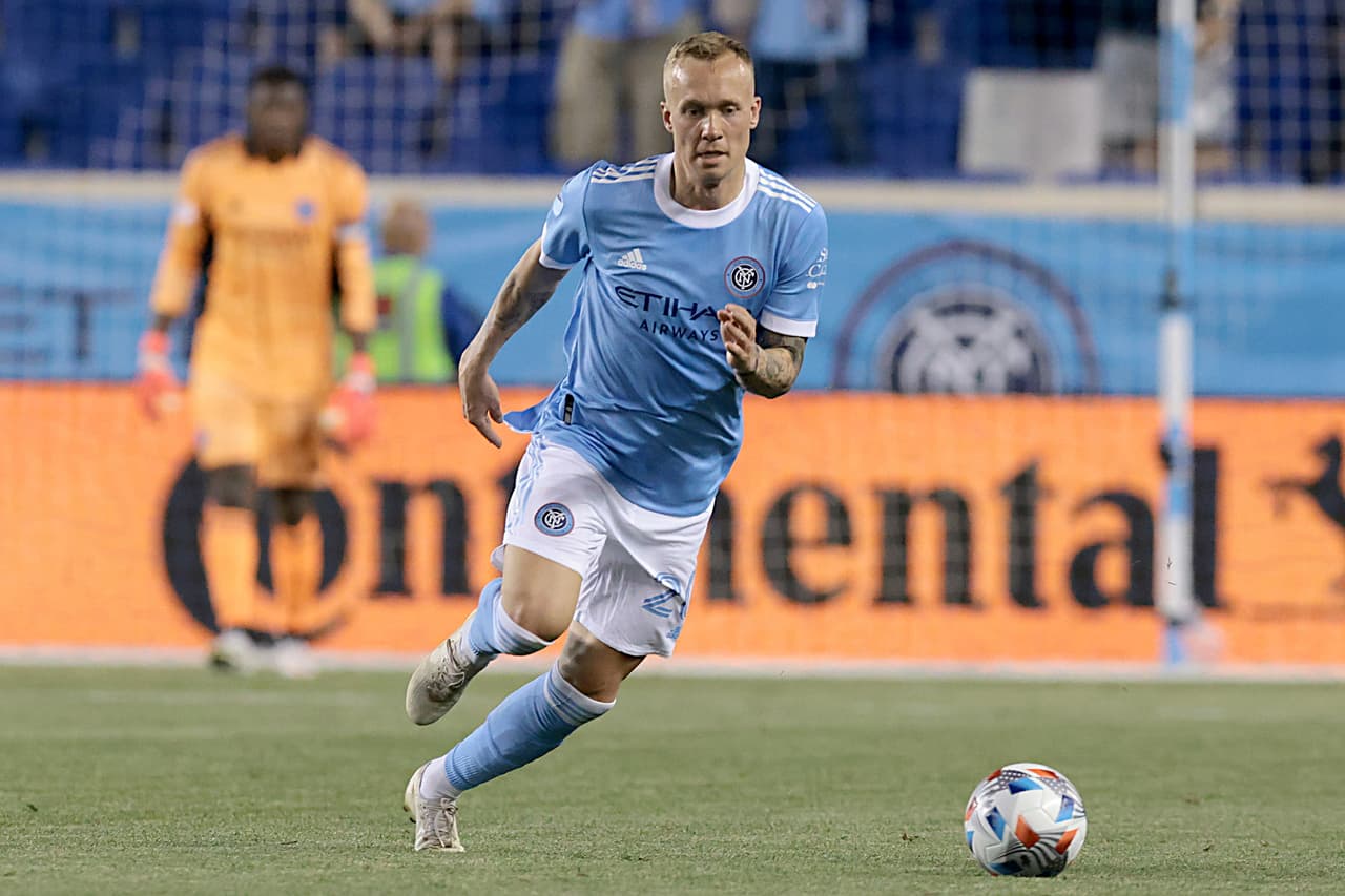 Gudmundur Thorarinsson -con mucha competencia en su posición- firmó un partido sólido en la victoria 2-1 de New York City FC ante D.C. United.
<br>