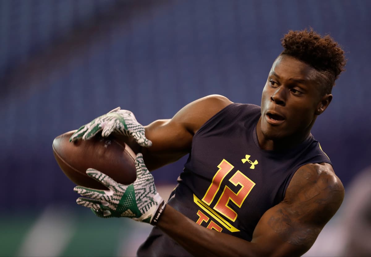 <b>29 DAVID NJOKU | TE Cleveland Browns</b>
<br>Universidad: Miami
<br>Estatura: 6’4’’
<br>Peso: 246 libras
<br>
<br>Destacar: Es parte de una larga línea de alas cerradas atléticos de Miami, uniéndose a Jeremy Shockey, Jimmy Graham y Greg Olsen.
<br>
<br>Resumen: El ex receptor en la secundaria, tiene habilidades externas, pero todavía está construyendo una potencia de cuerpo más bajo del regular entre los tight ends.
<br>
<br>Conclusión: Njoku es el 11o ala cerrada (todas las rondas) seleccionado de Miami desde 2000.
