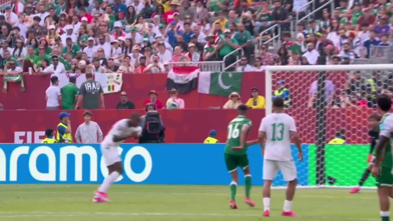 ¡TIRO ATAJADO! disparo por Pape Gueye.