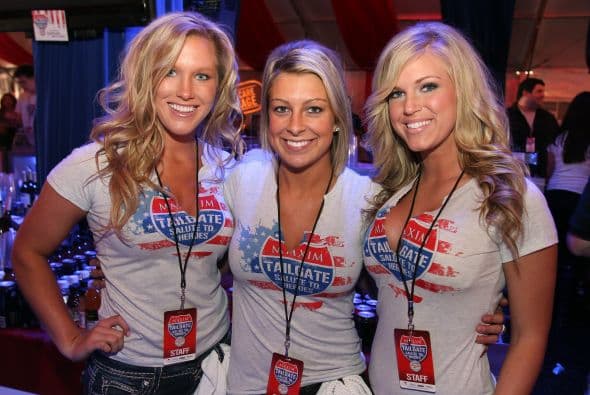 Adentro de la fiesta los asistentes fueron recibidos por un nuevo comité de chicas Maxim.