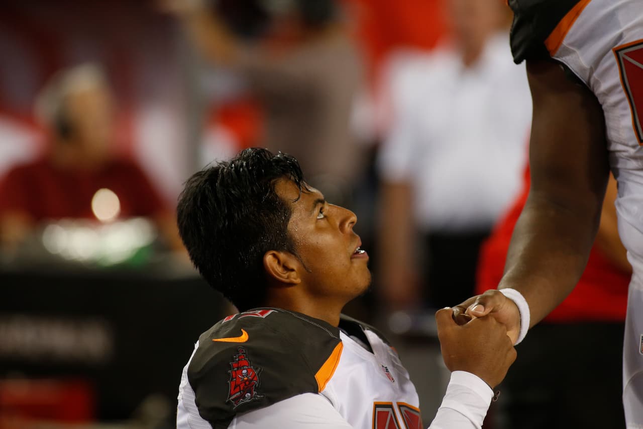 Sin embargo, el mexicano Aguayo recibió una segunda oportunidad por parte de los Carolina Panthers, que lo firmaron tras los dolores de rodilla de Graham Gano, el pateador del equipo.