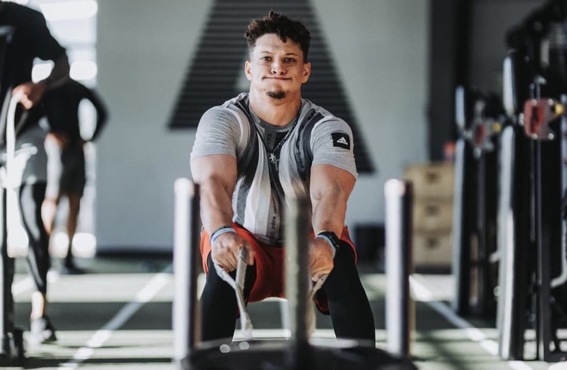 La estrella del momento en la NFL, Patrick Mahomes, también es un fan de las joyas, pero el prefiere portar cadenas más livianas y unos hermosos relojes.