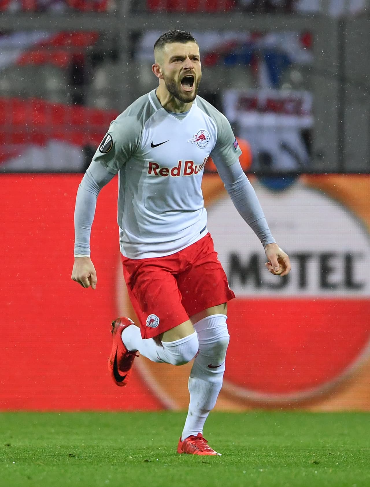 En el Signal Iduna Park el mediocampista kosovar Velon Barisha fue la figura ya que marcó un doblete para el Red Bull Salzburg que le ganó por 2-1 al Borussia Dortmund.