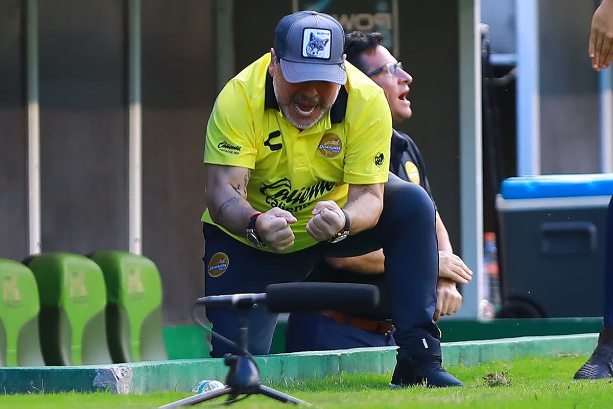 Cada gol de Dorados es celebrado con la misma efusividad por Maradona, que completó tres victorias con Dorados en el Ascenso MX.