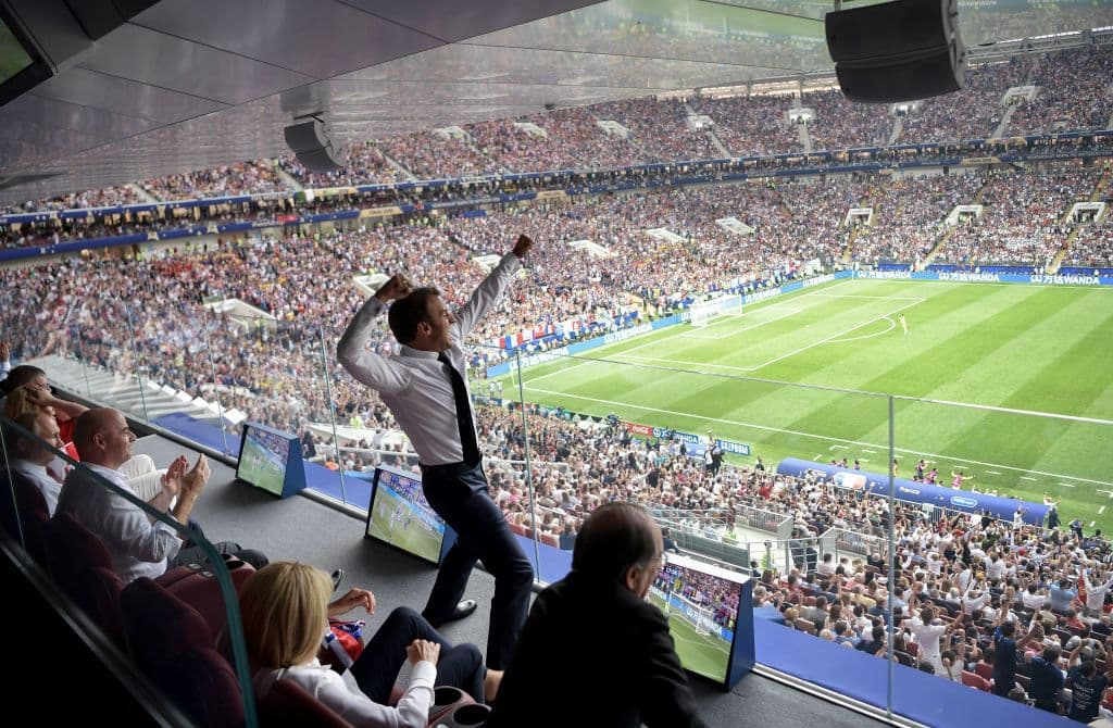 Emmanuel Macron, que sí estaba de carácter oficial como presidente de Francia, se salió del protocolo y celebró muy emocionado en el palco el título de su país. Imagen poco común.