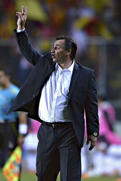 Chivas y Jorge Vergara han tomado muchas malas decisiones recientemente. Carlos Bustos, técnico argentino, está por demostrar si es una más de ellas. Tiene poca experiencia como técnico y para muchos no era el hombre ideal para el equipo. Una ventaja que tiene son los seis refuerzos experimentados.