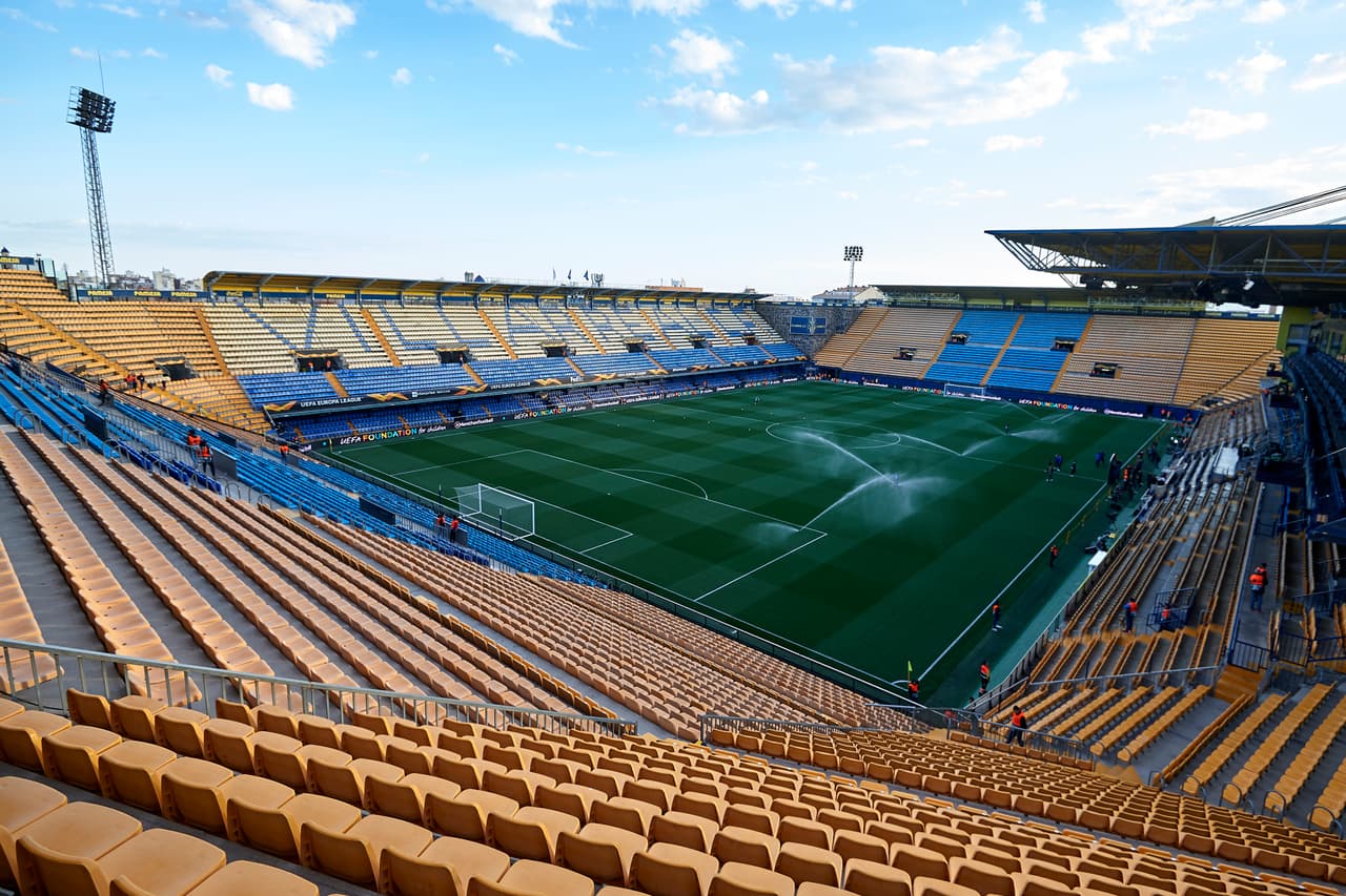 El clásico de la Comunidad valenciana entre el Villarreal y el Valencia, por la UEFA Europa League, se vivió con mucho color este jueves en las cercanías del estadio de La Cerámica entre ambas aficiones.