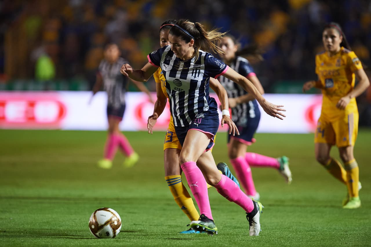 Con goles de Belén Cruz por parte de Tigres y gol de Ania Mejía para Monterrey, las regias empatan en el volcán, en la ida de la final de la Liga MX Femenil.