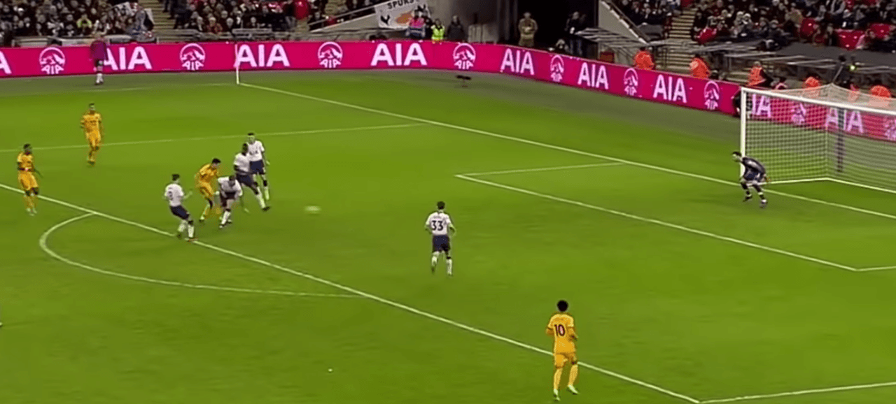 Con el Wolverhampton firmó esta gran anotación tras sacar un disparo por en medio de las piernas del defensor y así puso el 1-3 en Wembley, ocurrió el 29 de diciembre de 2018.