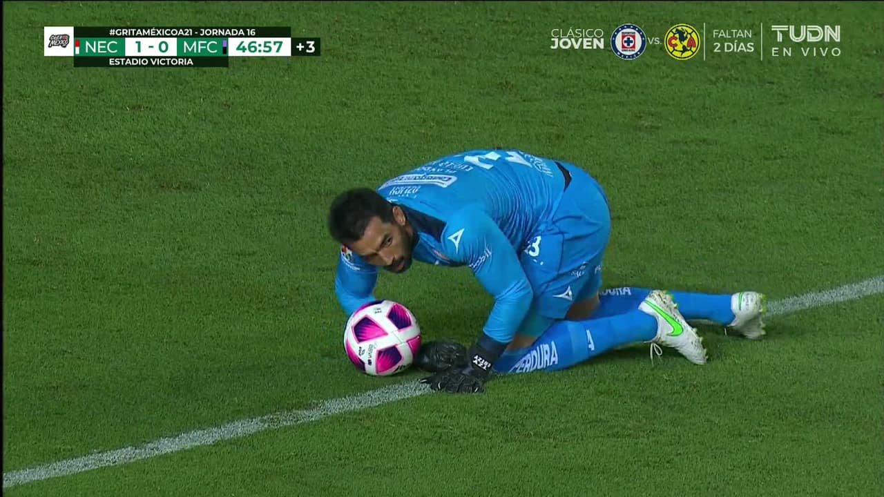 ¡TIRO ATAJADO! disparo por Iván Moreno.