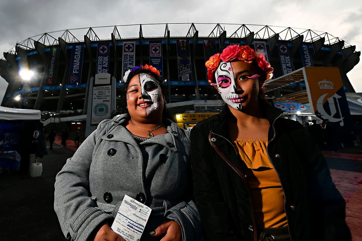Fanáticas pintadas como Catrinas por la cercanía del Día de los Muertos, listas para vivir el espectáculo del fútbol.