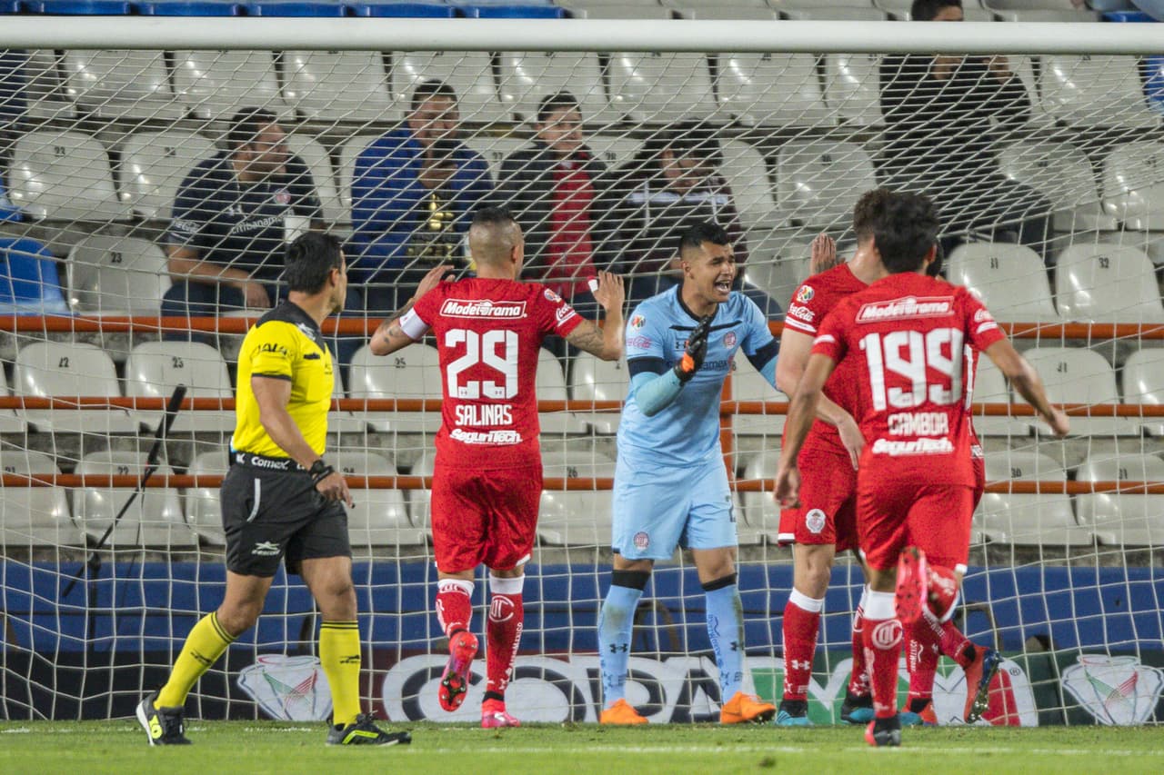 Luis garcía celebra luego de atajarle un penal a Franco jara al minuto 25.
