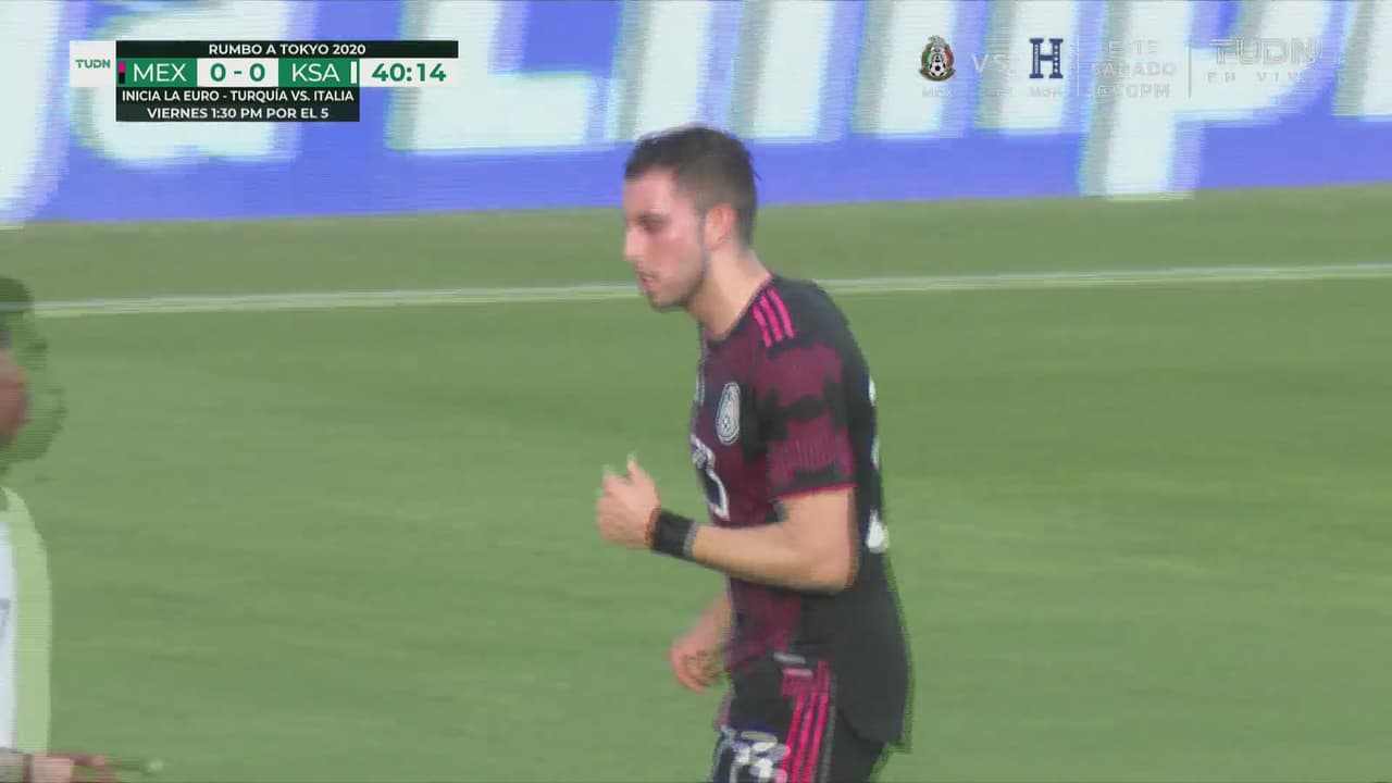 ¡Media vuelta de Mayorga que pasa rozando el poste de Arabia!