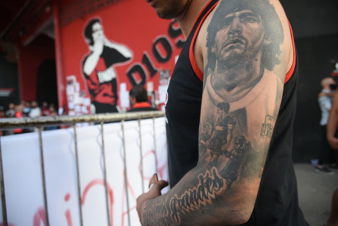 En Rosario, un fanático con el rostro de Maradona tatuado en su brazo izquierdo se acerca al Estadio Marcelo Bielsa para rendirle homenaje a su ídolo.