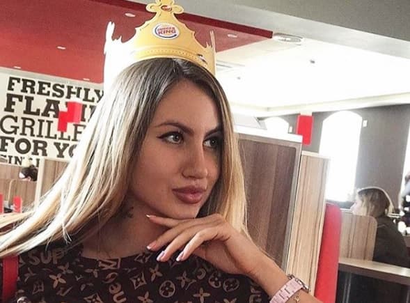 Retiran anuncio que ofrecía hamburguesas a rusas que quedaran embarazadas de futbolistas