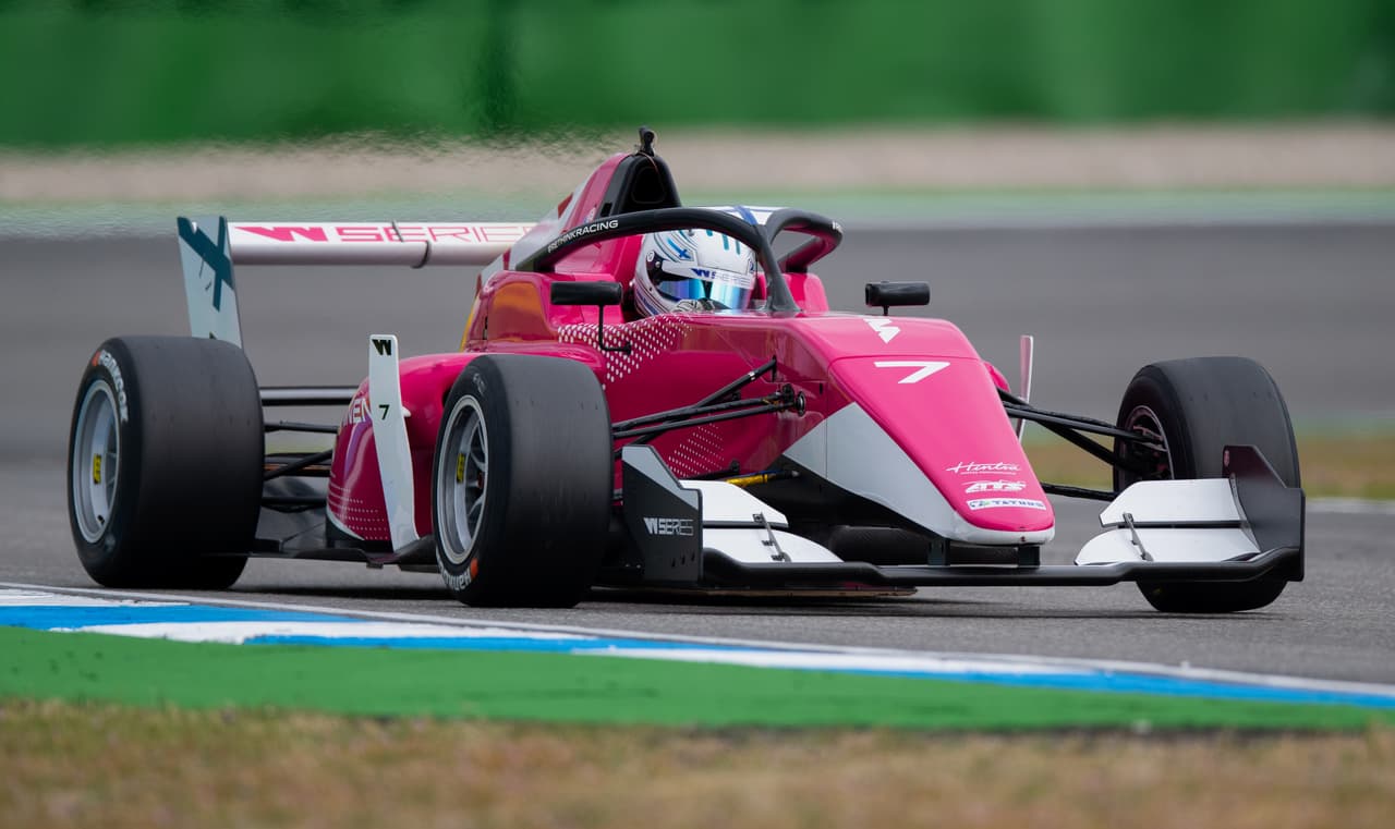 A partir de este viernes la polémica W Series, fórmula exclusiva para mujeres, dio inicio con las pruebas libres en Hockenheim, Alemania, donde el día domingo se correrá la primera válida del calendario. Las pilotos y sus equipos ya comenzaron a vivir esta novedosa experiencia que espera dar mucho de qué hablar.