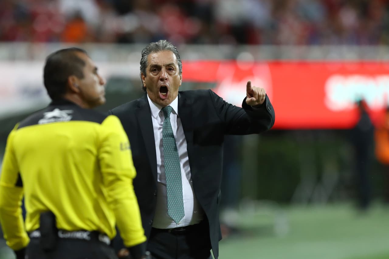 <b>Tomás Boy:</b> El mexicano fue despedido unas horas antes del Clásico Nacional ante América. Boy, tomó las riendas del equipo rojiblanco antes de concluir el Clausura 2019 y después de obtener 11 de 30 puntos en el Apertura 2019, ha quedado fuera de la institución.