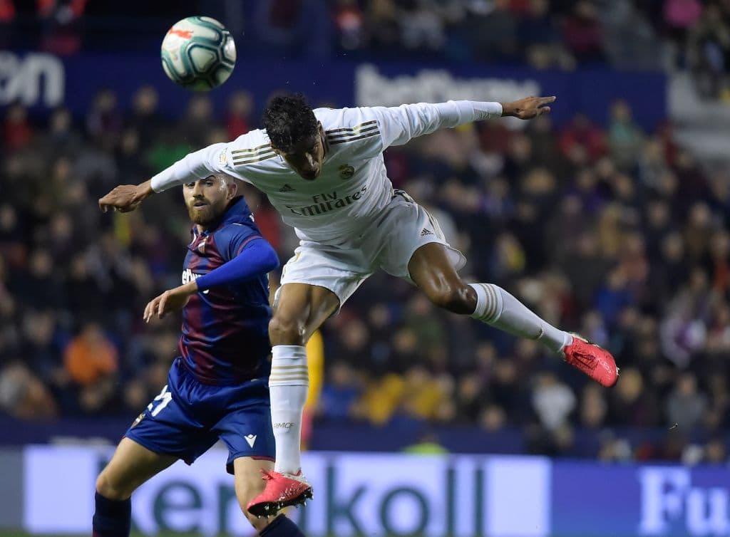 Raphael Varane se le adelanta a su excompañero Borja Mayoral y despeja el peligro de su arco.