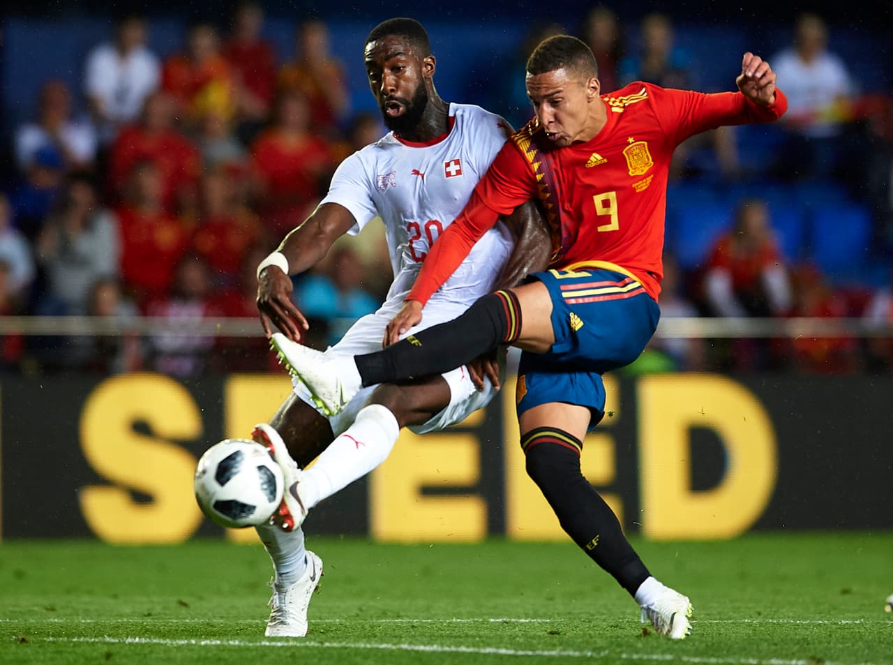 El suizo Johan Djourou es el más pesado y alto de su selección con 90kg y 1.92m.