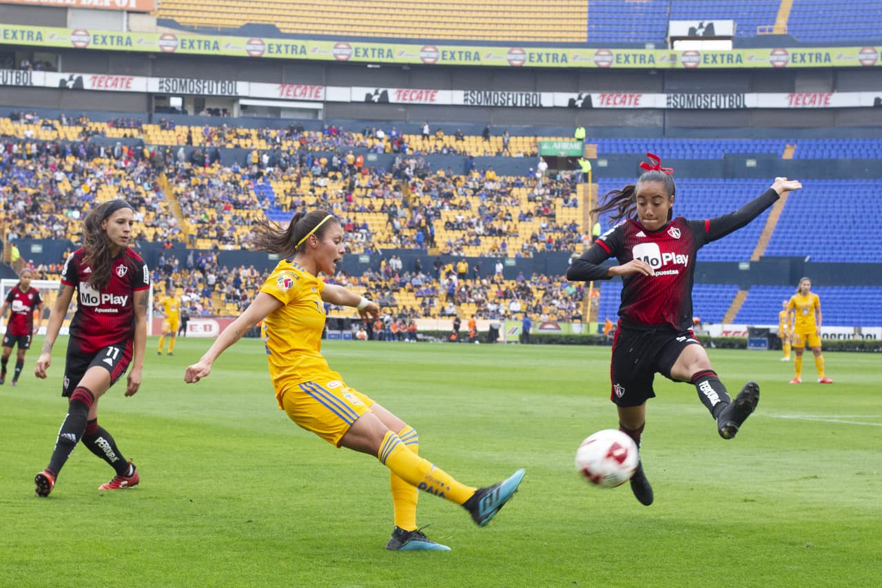 Con goles de Belén Cruz y Miah Zuazua, 'las Felinas' ganan 2-0 al Atlas y llegan a 10 puntos. El equipo femenil de Tigres sigue en ascenso en la Liga MX Femenil.