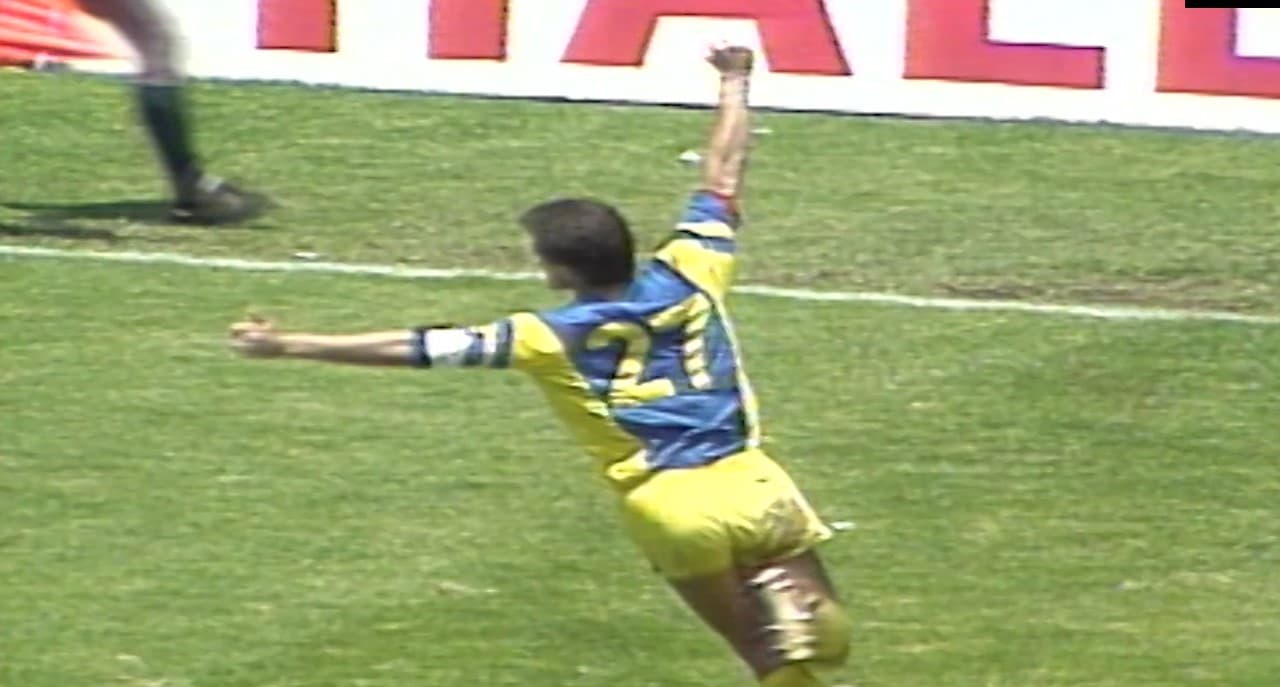 Ante Cruz Azul, el 16 de julio de 1989, América consiguió el título de liga de la temporada 1988-89. El duelo se jugó en el Estadio Azteca.