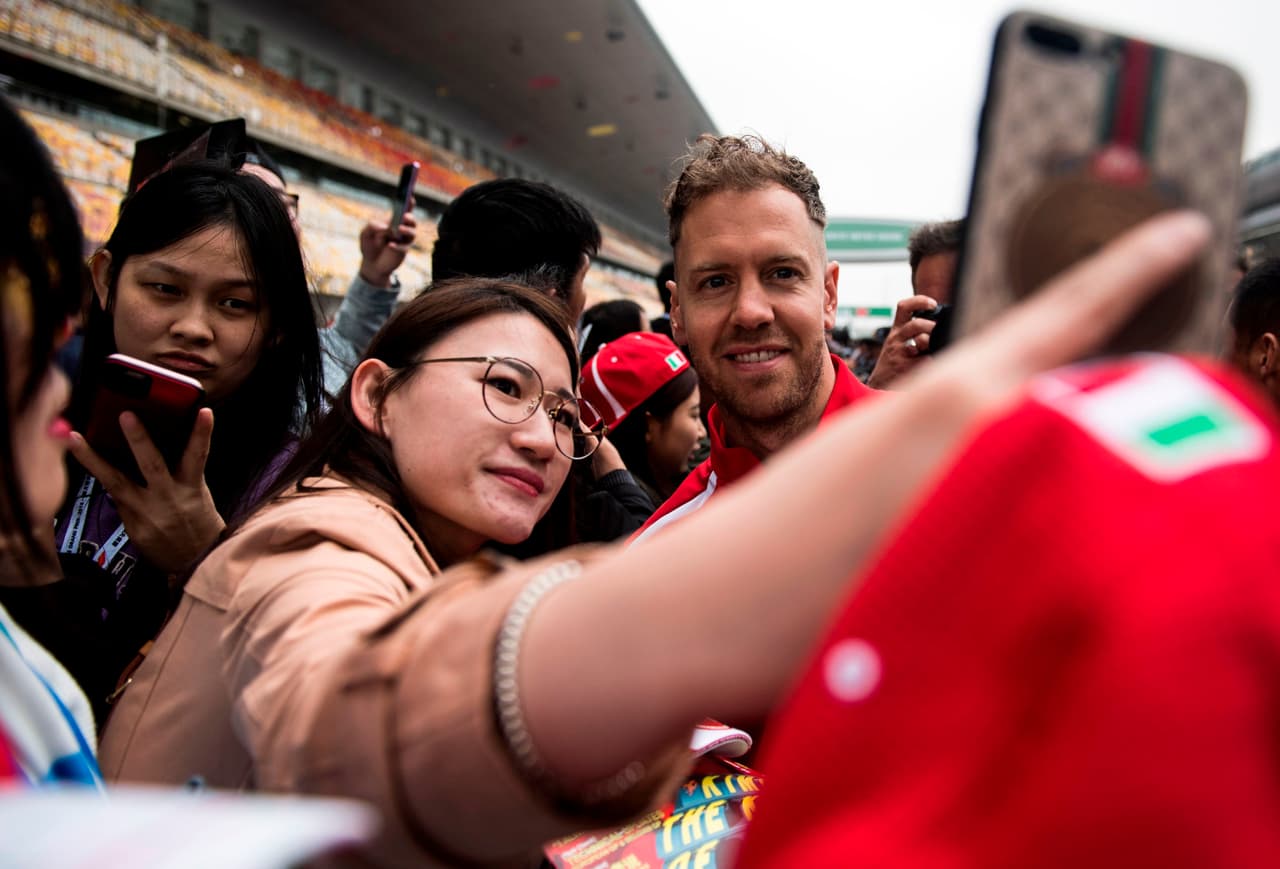 Los fanáticos asiáticos vivieron con emoción la llegada de los pilotos a la pista de Shanghai para la segunda carrera de la temporada de Fórmula 1 en el Gran Premio de China entre fotos y autógrafos.