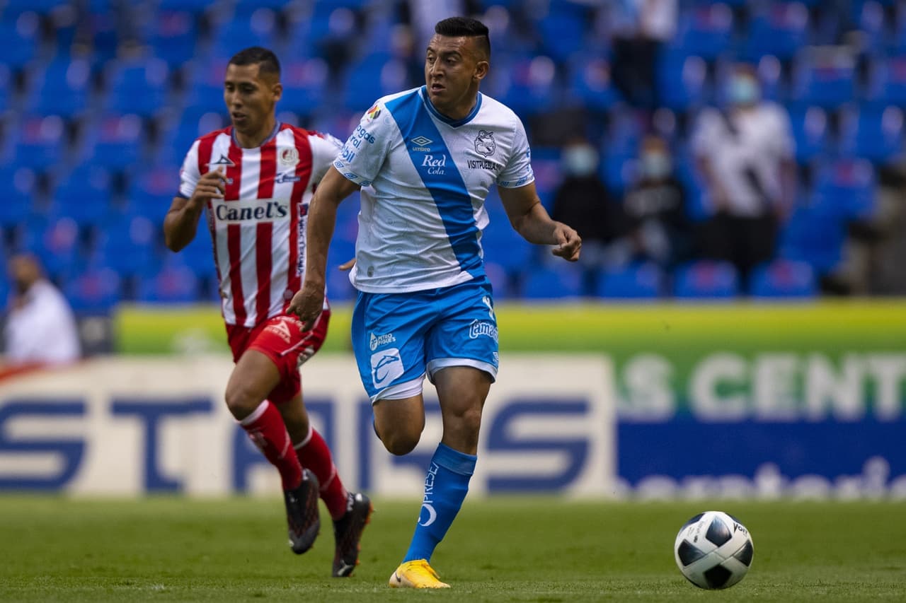 Álvarez se quedó tendido en el césped y sus ademanes pidieron la asistencia médica. Por fortuna pudo seguir jugando.