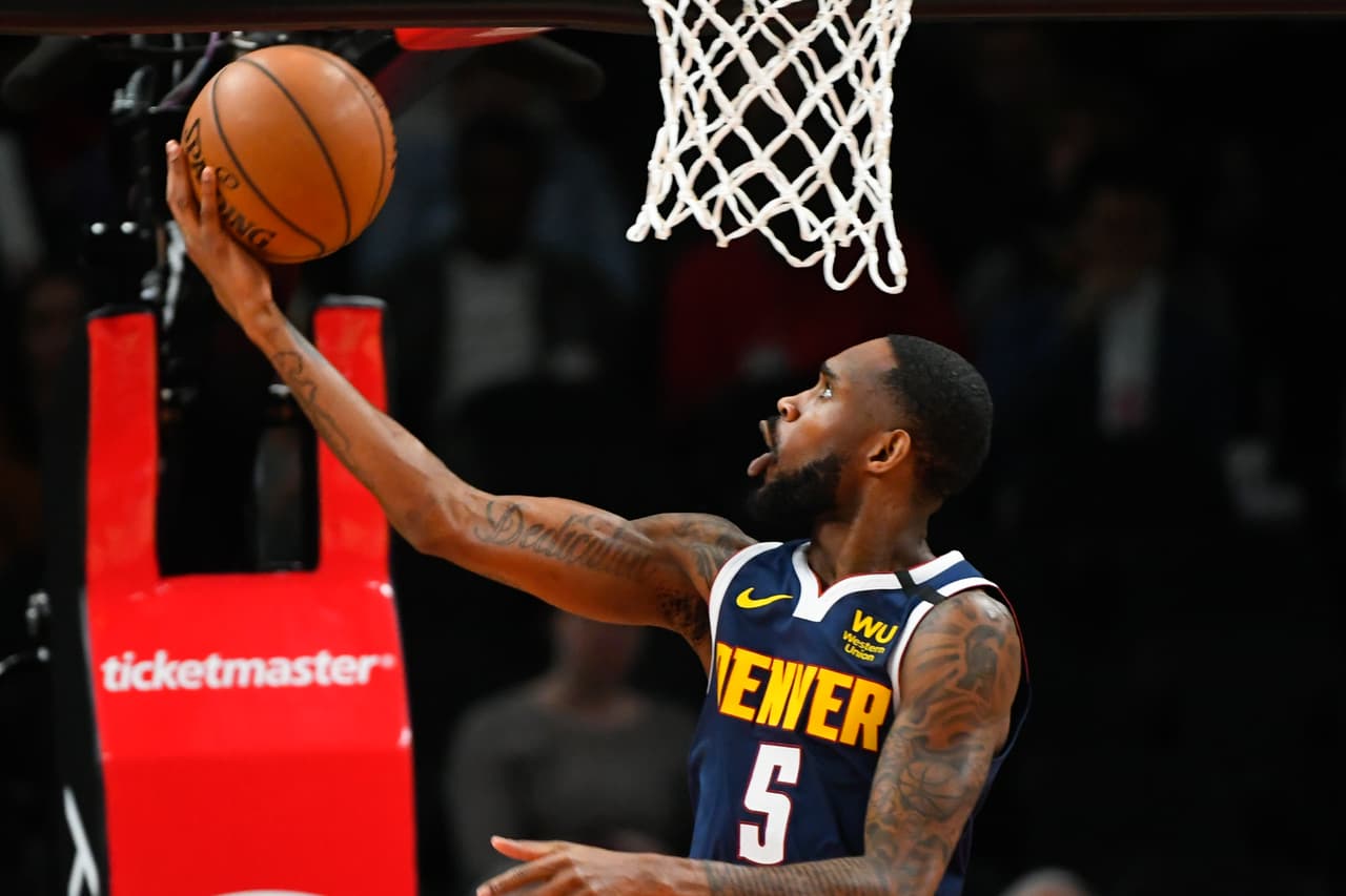 El guardia de los Denver Nuggets, Will Barton, encesta en el triunfo de su equipo.