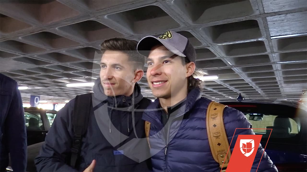 Y, gustoso, el joven futbolista mexicano accedía a las peticiones de fotografía, pues hay que causar una grata impresión.