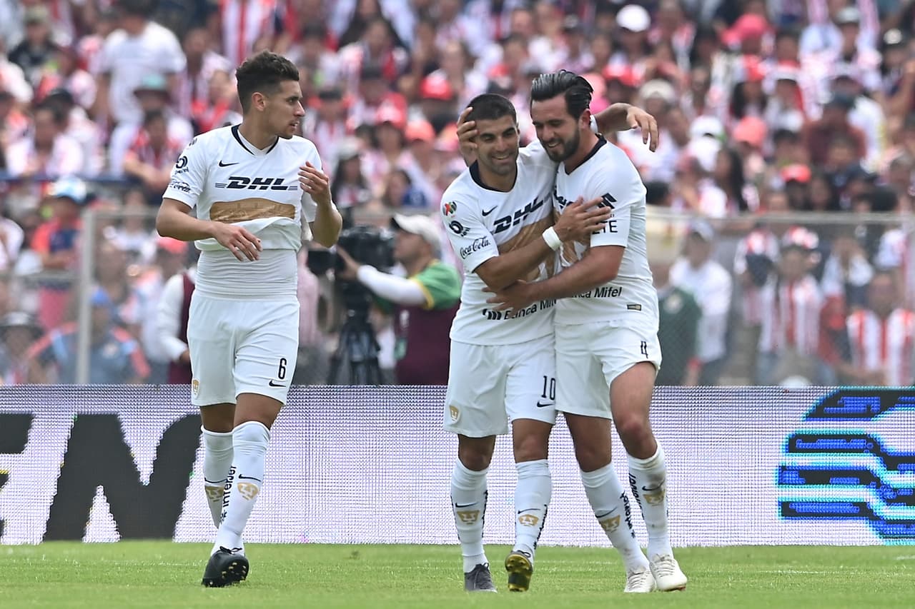 Pumas encontró en los pies de Luis Quintana (derecha) el segundo gol de la tarde para tomar la ventaja al minuto 42'.