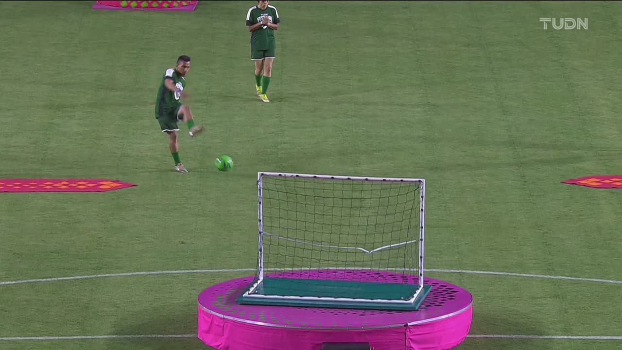 Stoichkov, Zamorano, Ramón Morales, Avilés Hurtado, Mané de la Parra y muchos más participaron en las dinámicas que pusieron a prueba su calidad y talento con el balón.