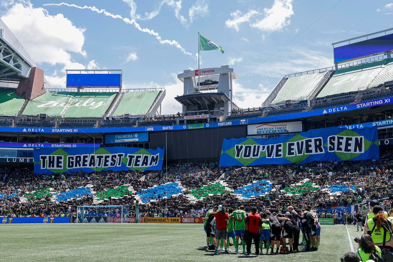 La afición de Seattle recibió con un impactante mosaico a su equipo.
<br>