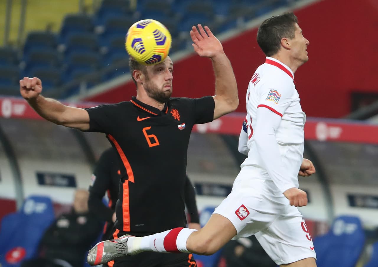 Los neerlandeses le dieron vuelta al partido sobre la recta final; ambos concluyen su participación en la justa europea. | Jozwiak (5’) abrió el marcador para Polonia. Depay (77’) igualó y Wijnaldum (84’) dio vuelta al marcador. Neerlandeses y polacos se despiden de la justa tras conseguir 11 y 7 unidades, respectivamente.