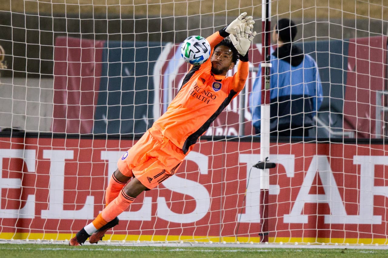<b>7 - PEDRO GALLESE</b>
<br>
<br>'Los Leones' de Orlando City SC concedieron solo cuatro goles en los cinco partidos que ha disputado en MLS is Back. El entrenador Óscar Pareja operó un cambio total en el juego del equipo floridiano, y parte de ese mérito va también a la calidad y la osadía del peruano Gallese en la portería.