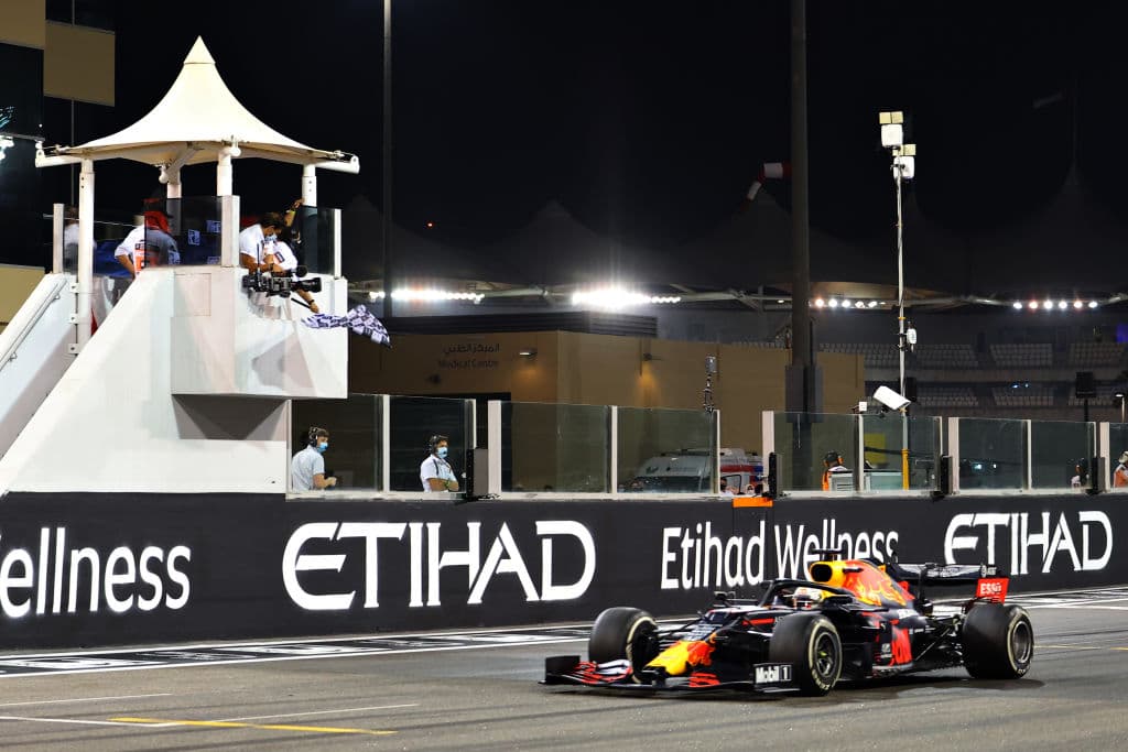 Max Verstappen se lleva el Gran Premio de Abu Dhabi, seguido de Valteri Bottas en segundo lugar y el británico Lewis Hamilton se llevó la tercera posición. El mexicano Sergio Pérez abandonó la carrera en la décima vuelta por fallas en el motor. Así cerró la temporada 2020 de la F1.