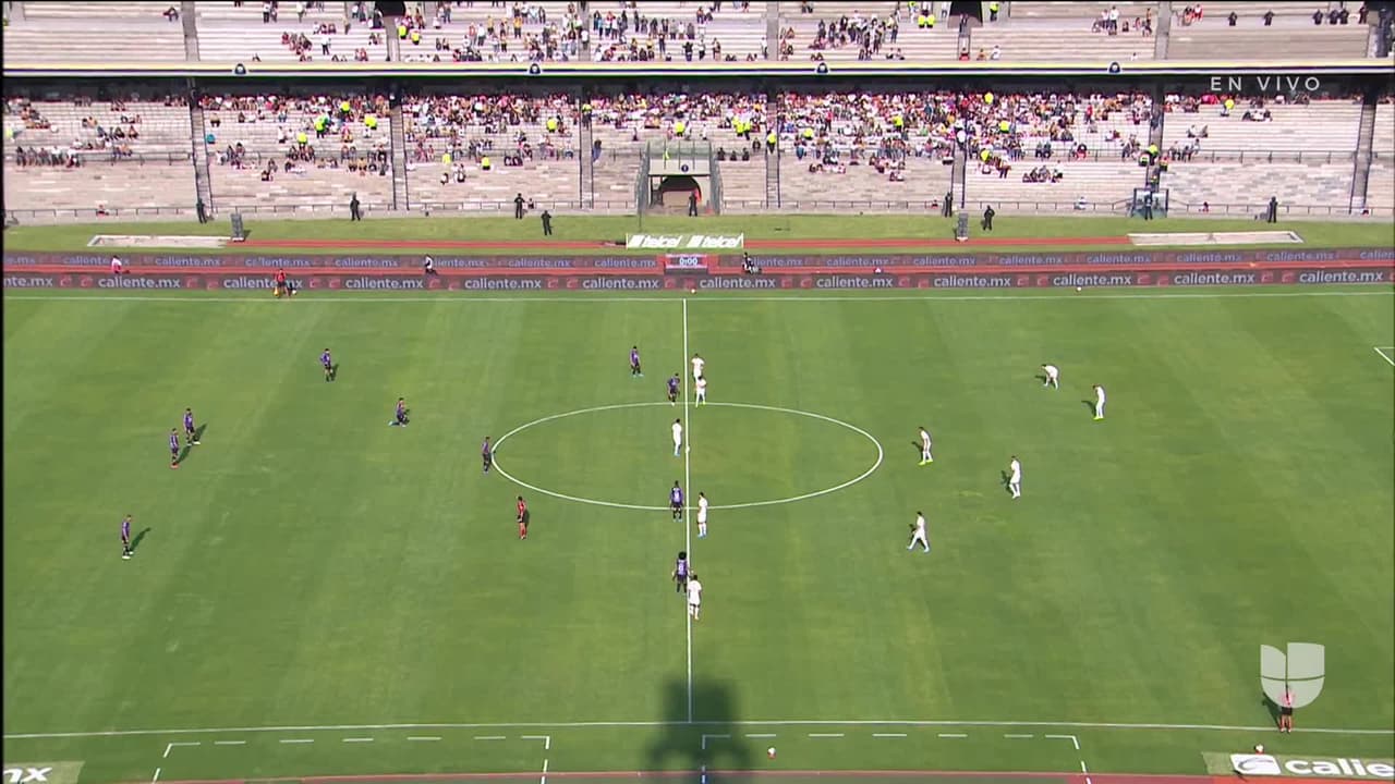 Arranca el partido y la pelota está en juego.