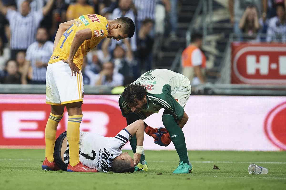 El arquero de Tigres Nahuel Guzmán (derecha) reclamó a su compatriota Funes Mori tras la jugada polémica.