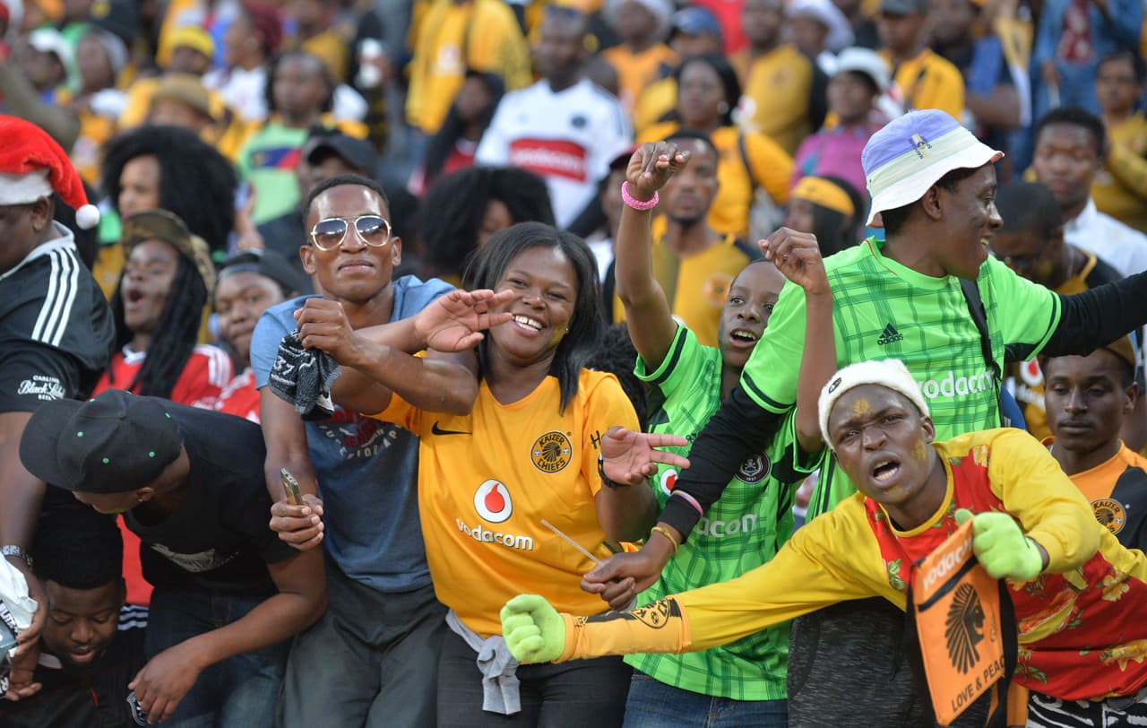 Dos aficionados murieron este sábado en una estampida cuando varios aficionados intentaban ingresar al estadio.