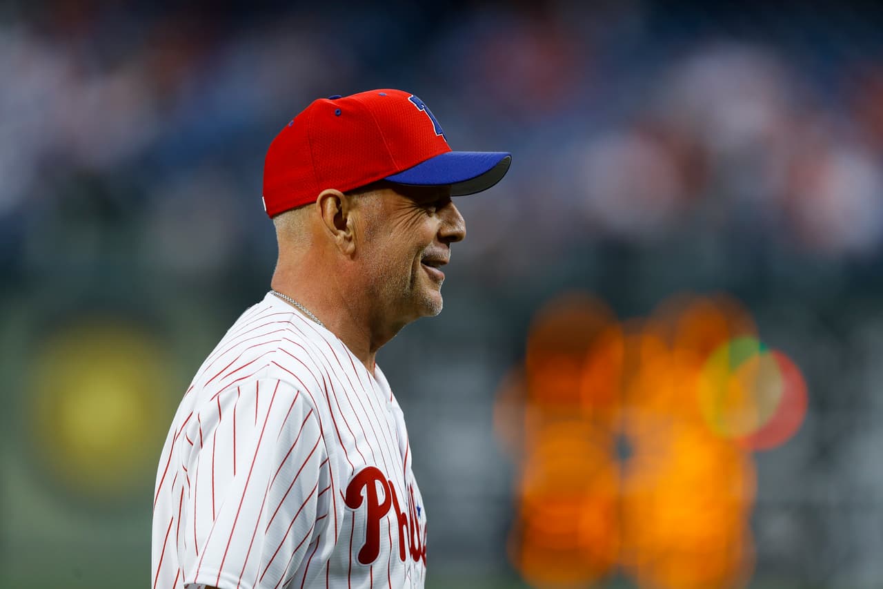 Bruce Willis, de 64 años y recordado por su papel en 'Duro de matar' entre otros filmes, vivió un gran ridículo en el lanzamiento previo al juego de Philadelphia Phillies y Milwaukee Brewers, cuando la bola ni siquiera llegó al receptor, lo que causó el abucheo del estadio, a pesar del buen ánimo del actor en medio del incidente.