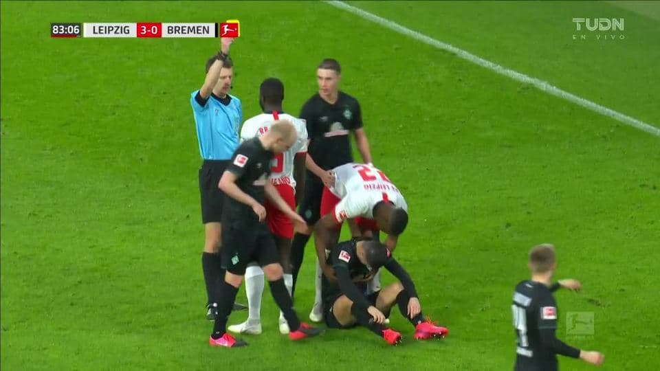 Tarjeta amarilla. El árbitro amonesta a Dayot Upamecano de RB Leipzig