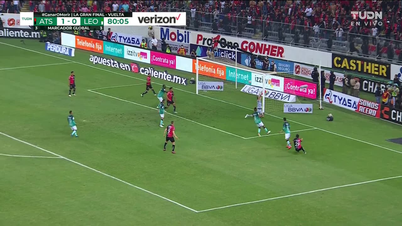 ¡Increíble! Zaldívar falló con el marco abierto y a un metro de la portería