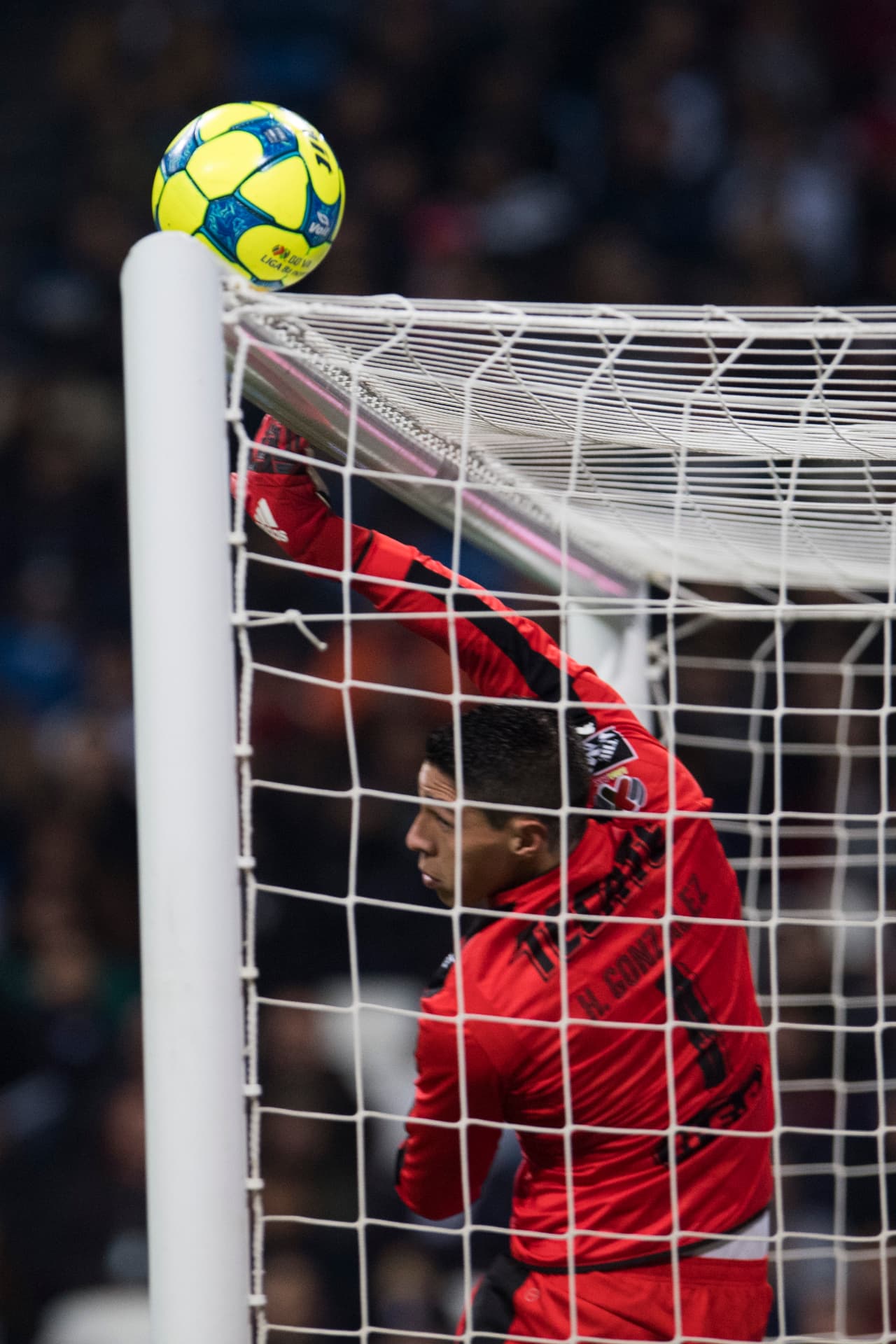 En inferioridad numérica por 
<a href="http://www.univision.com/deportes/futbol/liga-mx/cardona-salio-titular-y-a-los-20-minutos-salio-expulsado-video" target="_blank">la expulsión a Cardona</a>, Hugo resultó ser un gran guardián de la meta rayada ante el incesante asedio ofensivo del León y aguantó buenos manos a manos.