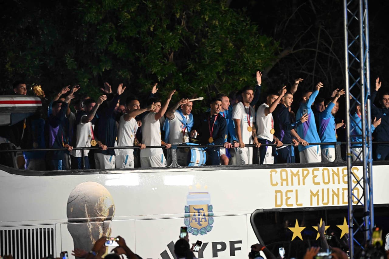 Festejos de la selección argentina en Buenos Aires tras ganar el Mundial Qatar 2022.