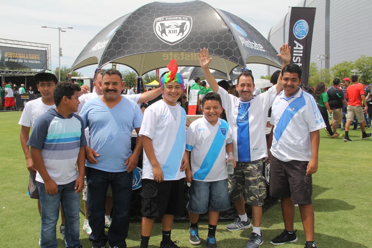 Aunque en número son superados por la cantidad de fans mexicanos, la afición guatemalteca muestra con orgullo la bandera de su país y se siente optimista de que su equipo ganará este partido.